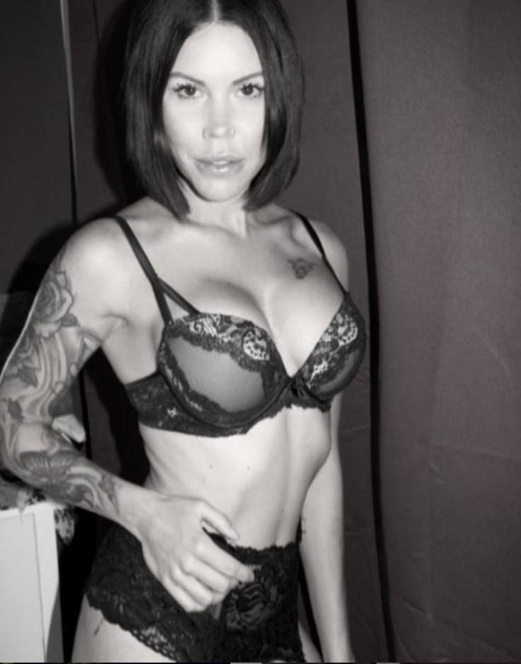 25P Lara B - you naughty Insta Girl