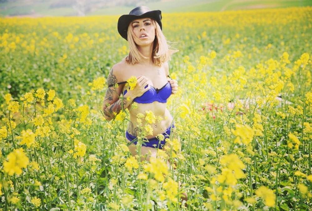 25P Lara B - you naughty Insta Girl