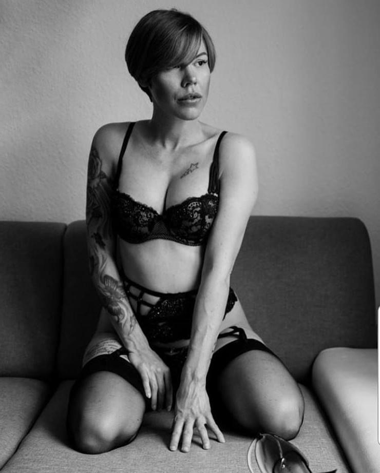 25P Lara B - you naughty Insta Girl