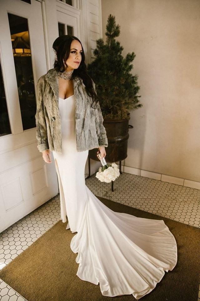 25P She let het tits loose on our wedding day in public