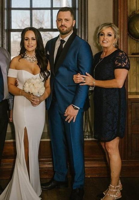 25P She let het tits loose on our wedding day in public