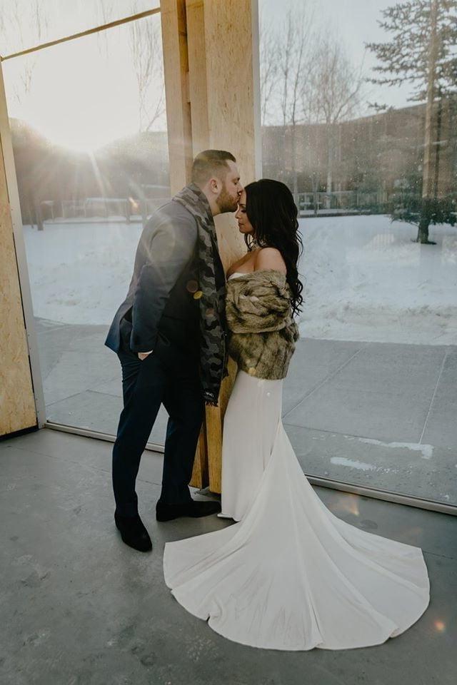 25P She let het tits loose on our wedding day in public