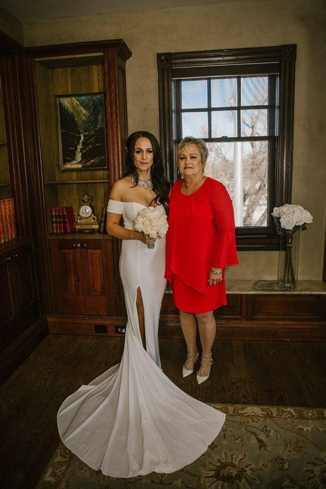 25P She let het tits loose on our wedding day in public