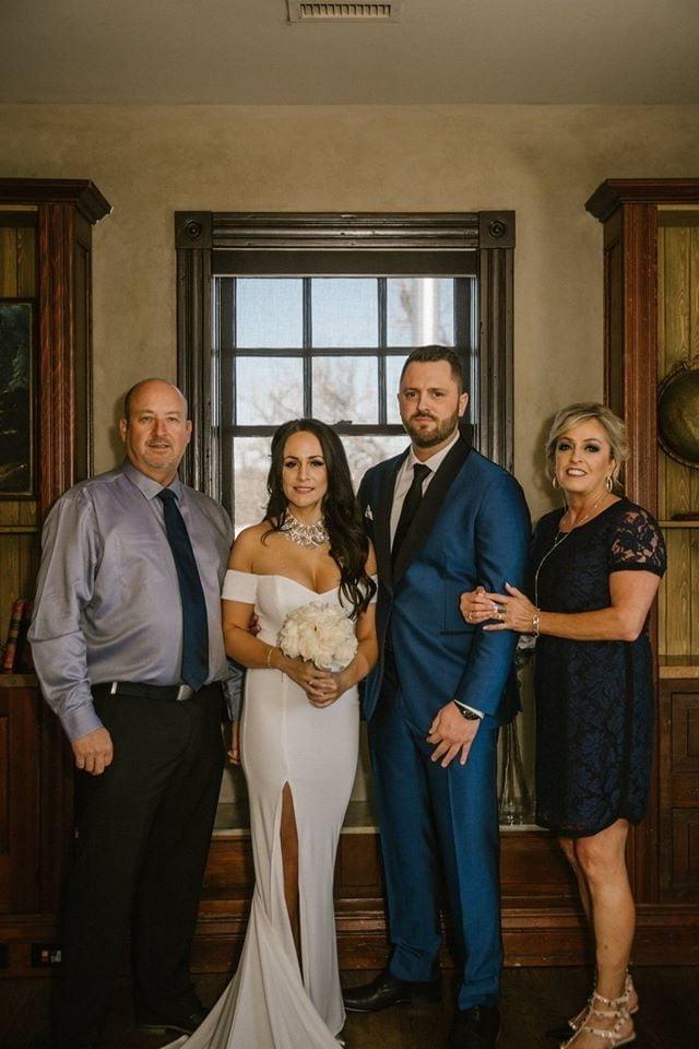 25P She let het tits loose on our wedding day in public