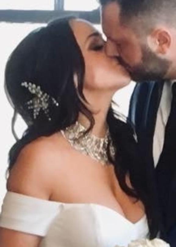 25P She let het tits loose on our wedding day in public