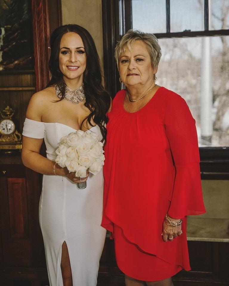 25P She let het tits loose on our wedding day in public