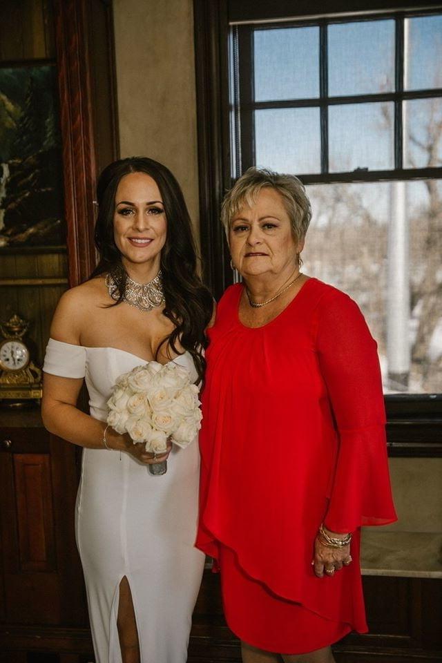 25P She let het tits loose on our wedding day in public