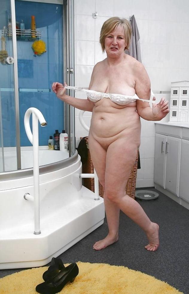 25P Grannies and matures in the shower