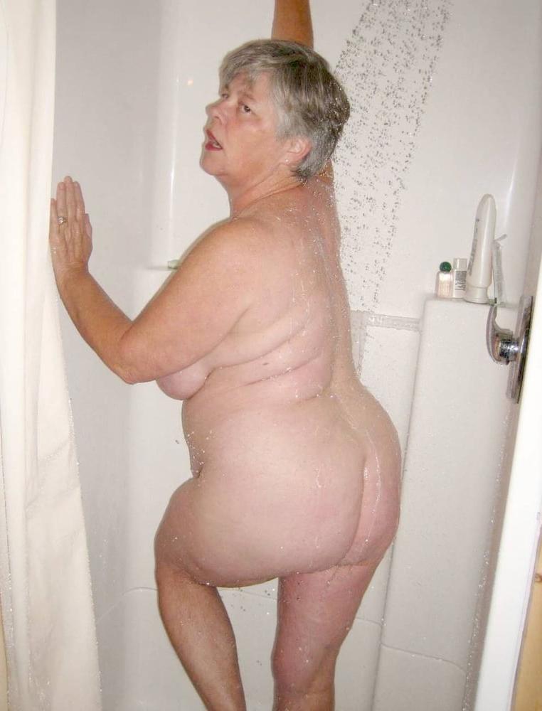 25P Grannies and matures in the shower