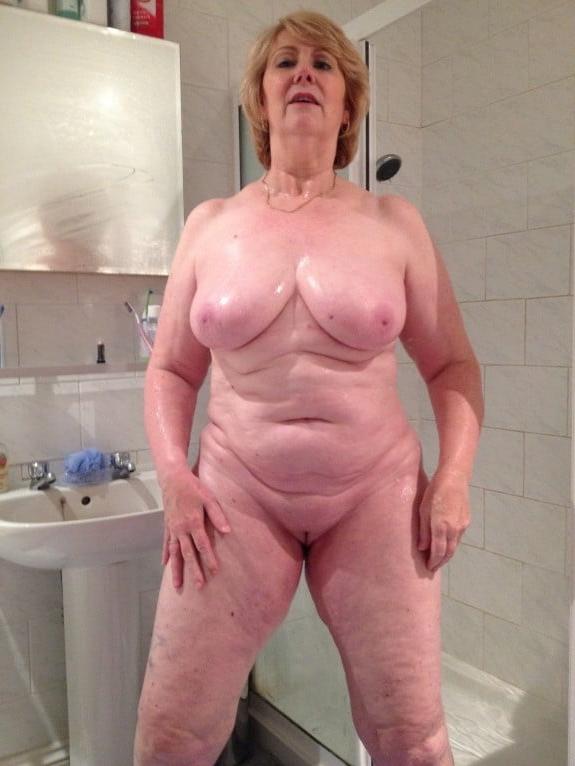 25P Grannies and matures in the shower
