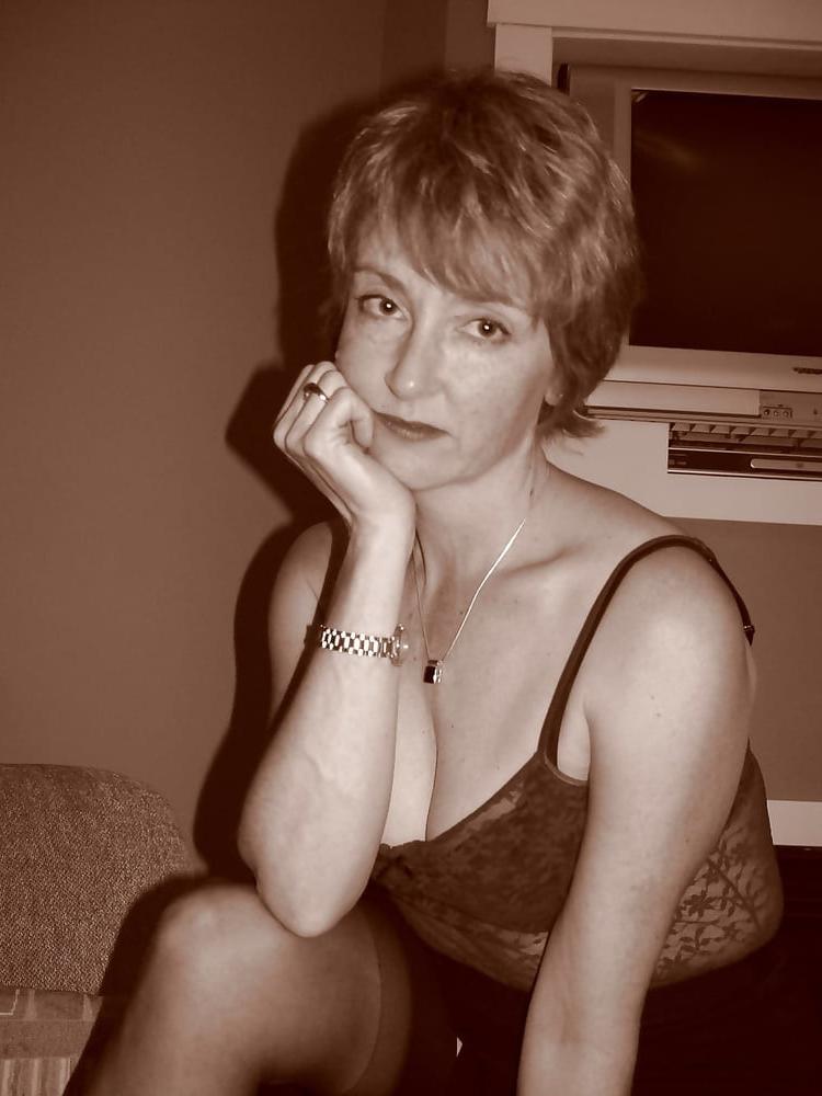 21P Gorgeous mature teasing her hot body