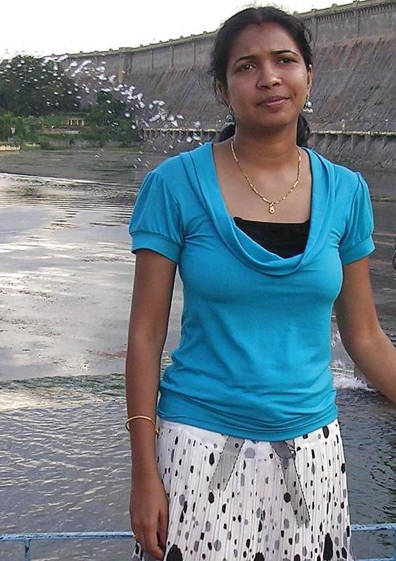 21P Indian ladies showing cleavage