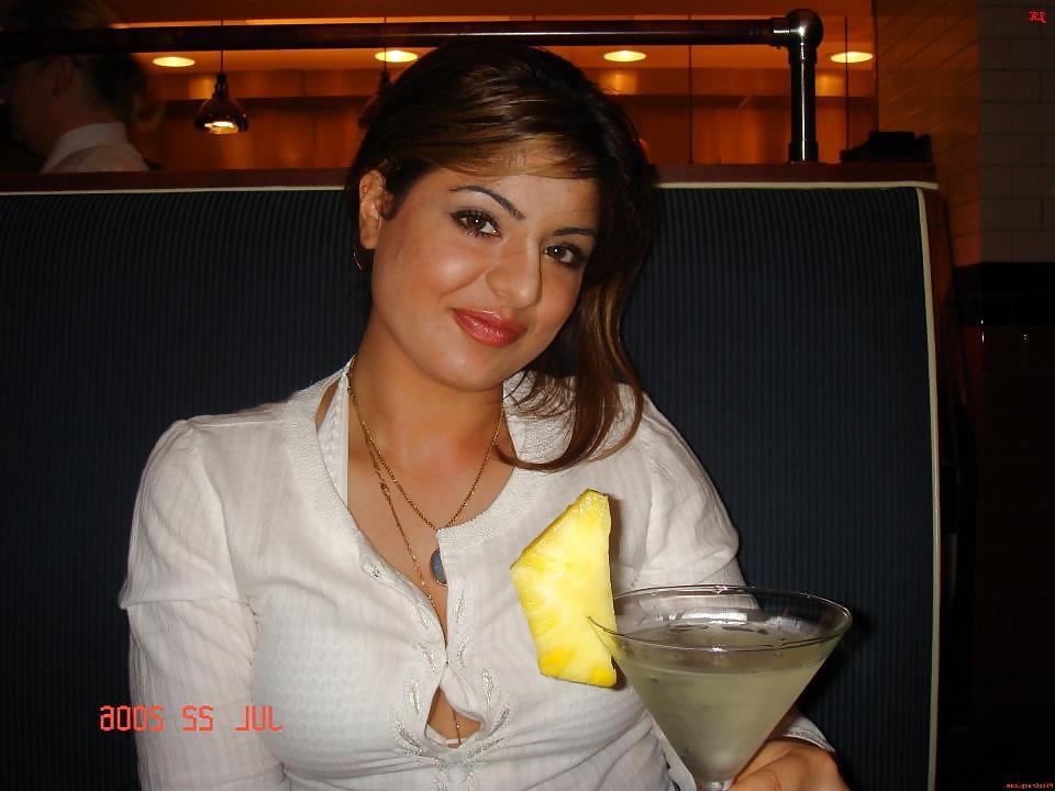 21P Indian ladies showing cleavage