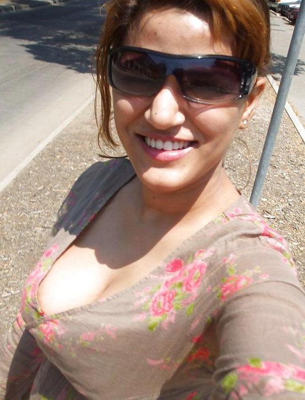21P Indian ladies showing cleavage