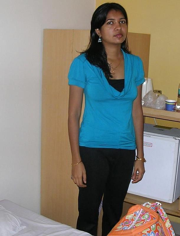 21P Indian ladies showing cleavage