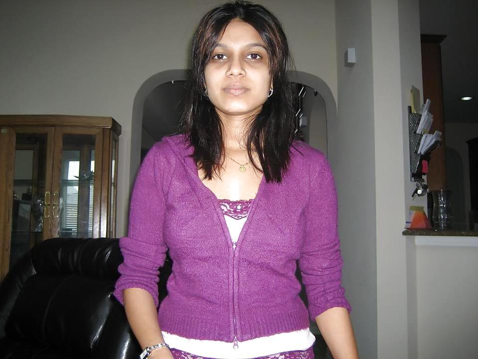 21P Indian ladies showing cleavage