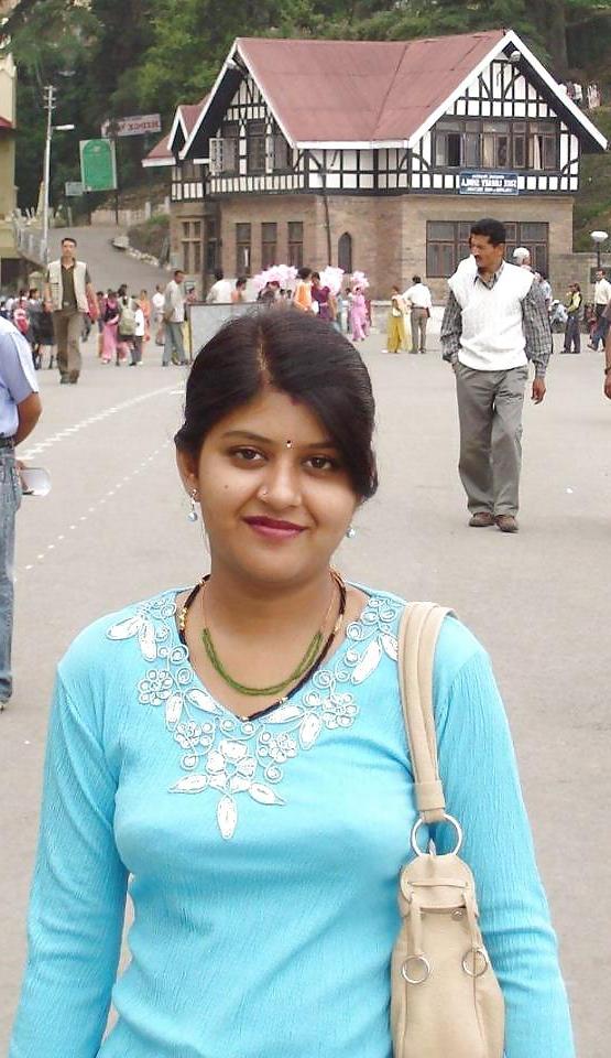 21P Indian ladies showing cleavage
