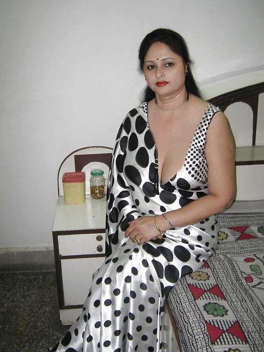 21P Indian ladies showing cleavage