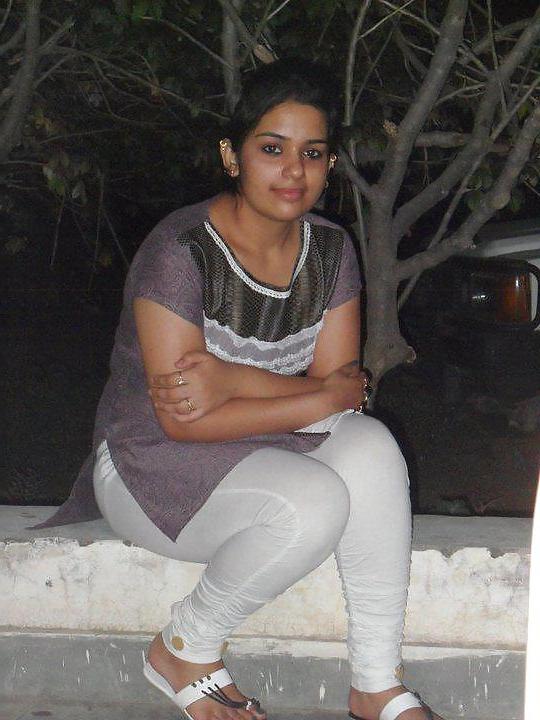21P Indian ladies showing cleavage