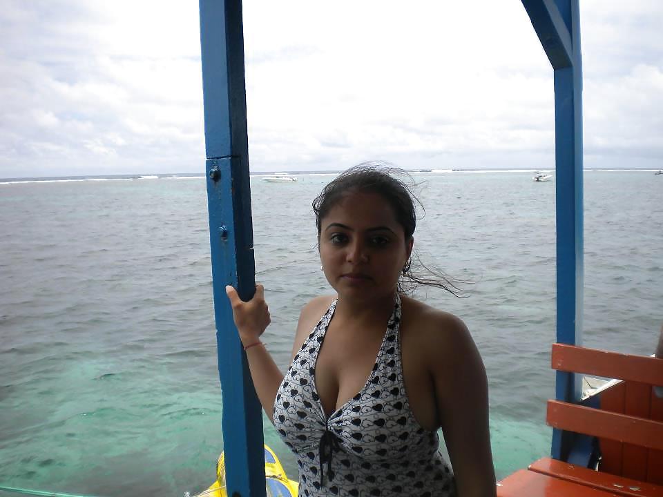 21P Indian ladies showing cleavage