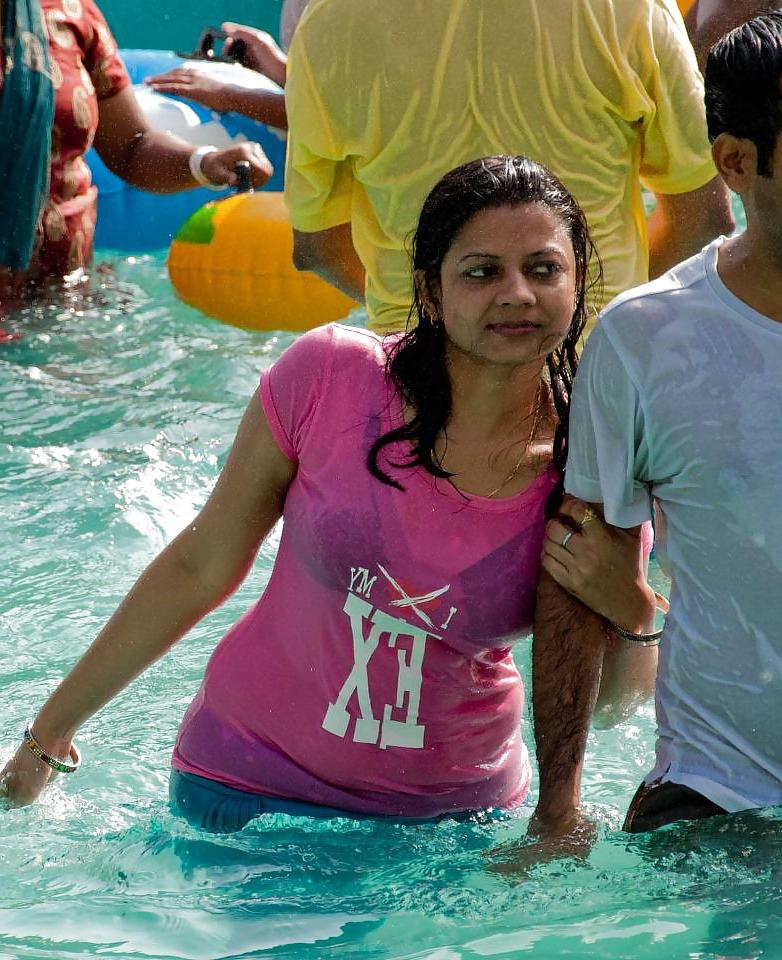 21P Indian ladies showing cleavage