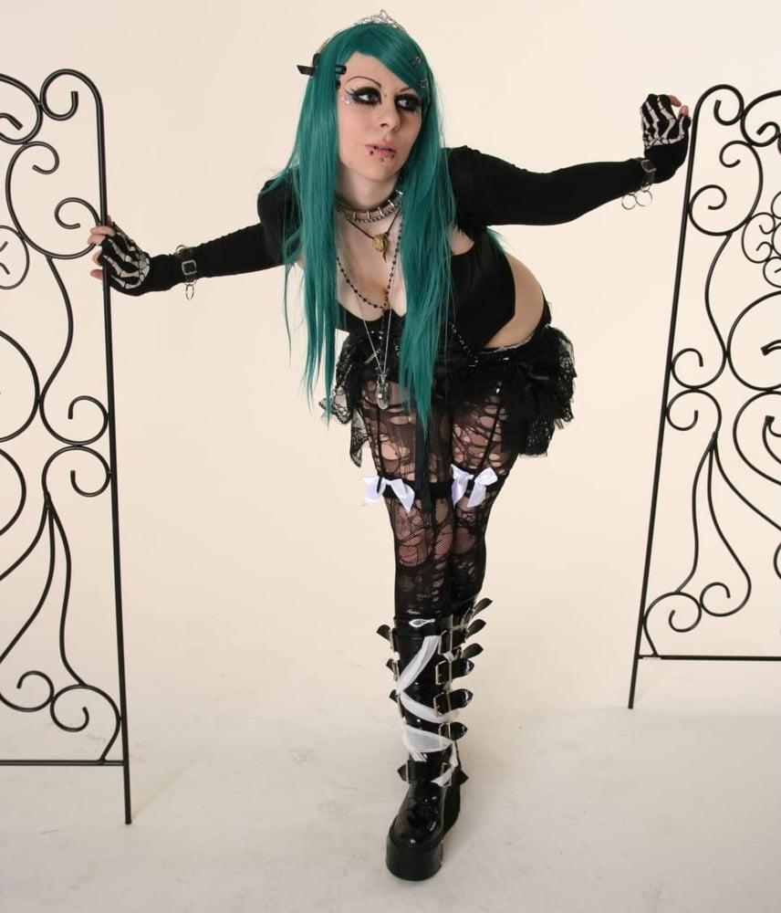 25P Gothic-Amateurmodel Meow Spookiness