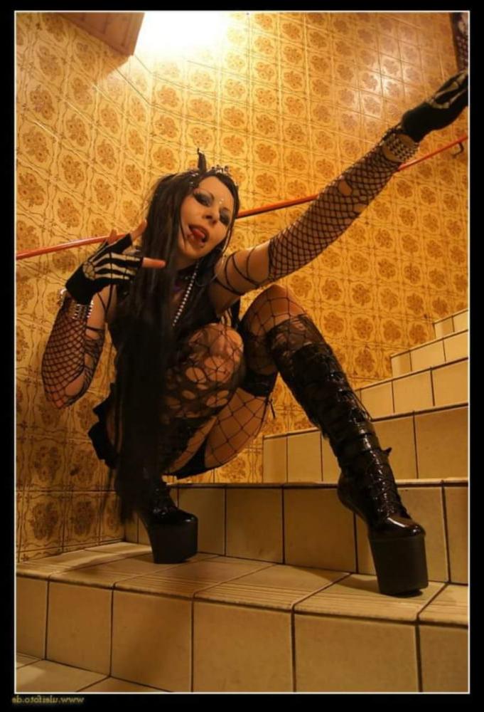 25P Gothic-Amateurmodel Meow Spookiness