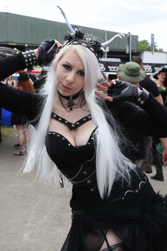 25P Gothic-Amateurmodel Meow Spookiness