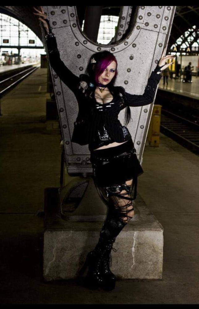 25P Gothic-Amateurmodel Meow Spookiness