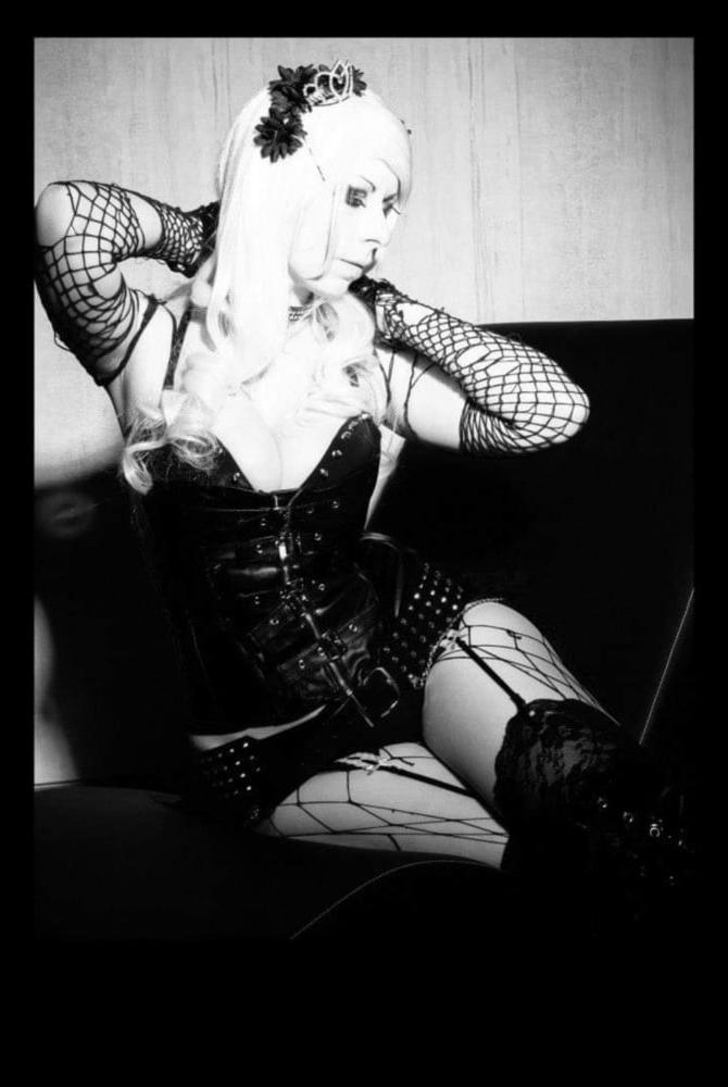 25P Gothic-Amateurmodel Meow Spookiness