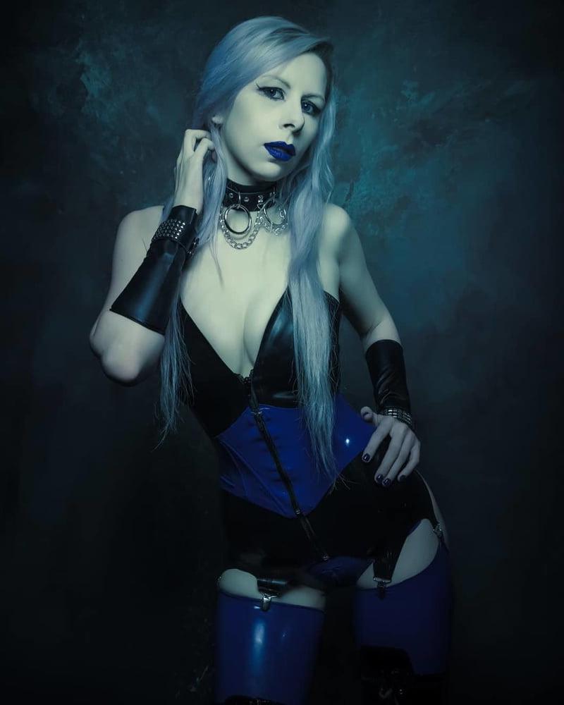 25P Gothic-Amateurmodel Meow Spookiness