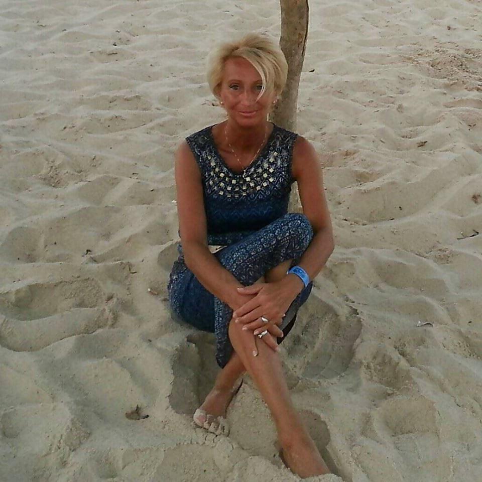 6P Who is this gorgeous classy granny??