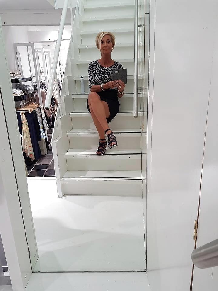 6P Who is this gorgeous classy granny??