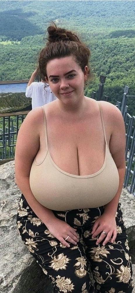 25P CLEAVAGE VALLEY  - HUGE HONKIN (  V  )