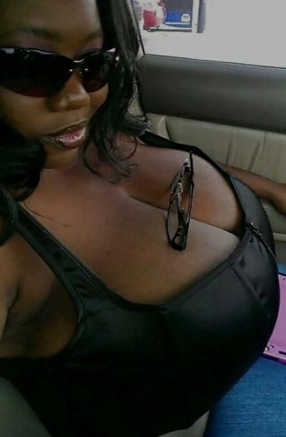 25P CLEAVAGE VALLEY  - HUGE HONKIN (  V  )