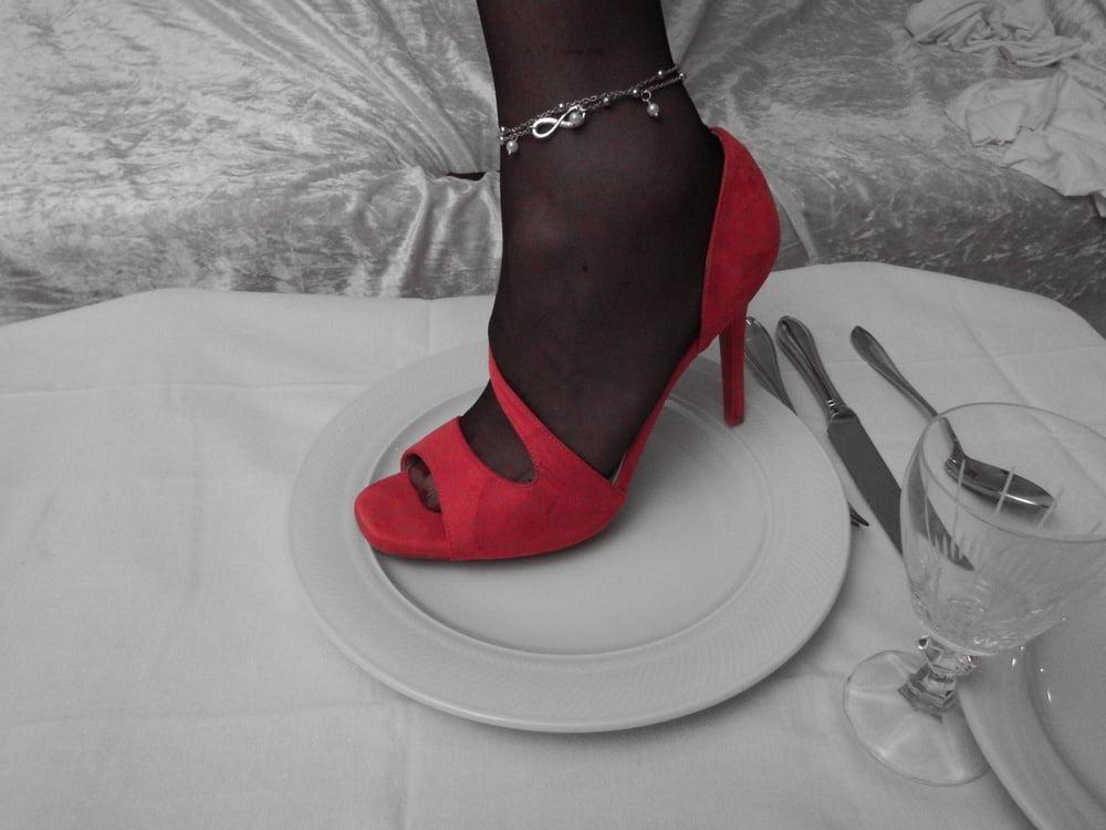 25P Hot Lady in Stockings at home, do the work....