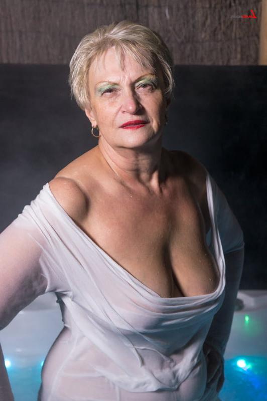 23P Help. Im addicted 2 granny cleavage 3