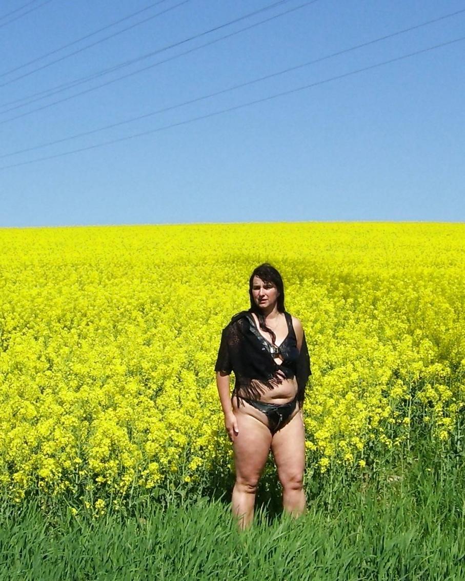 18P Bbw-corinna im rapsfeld