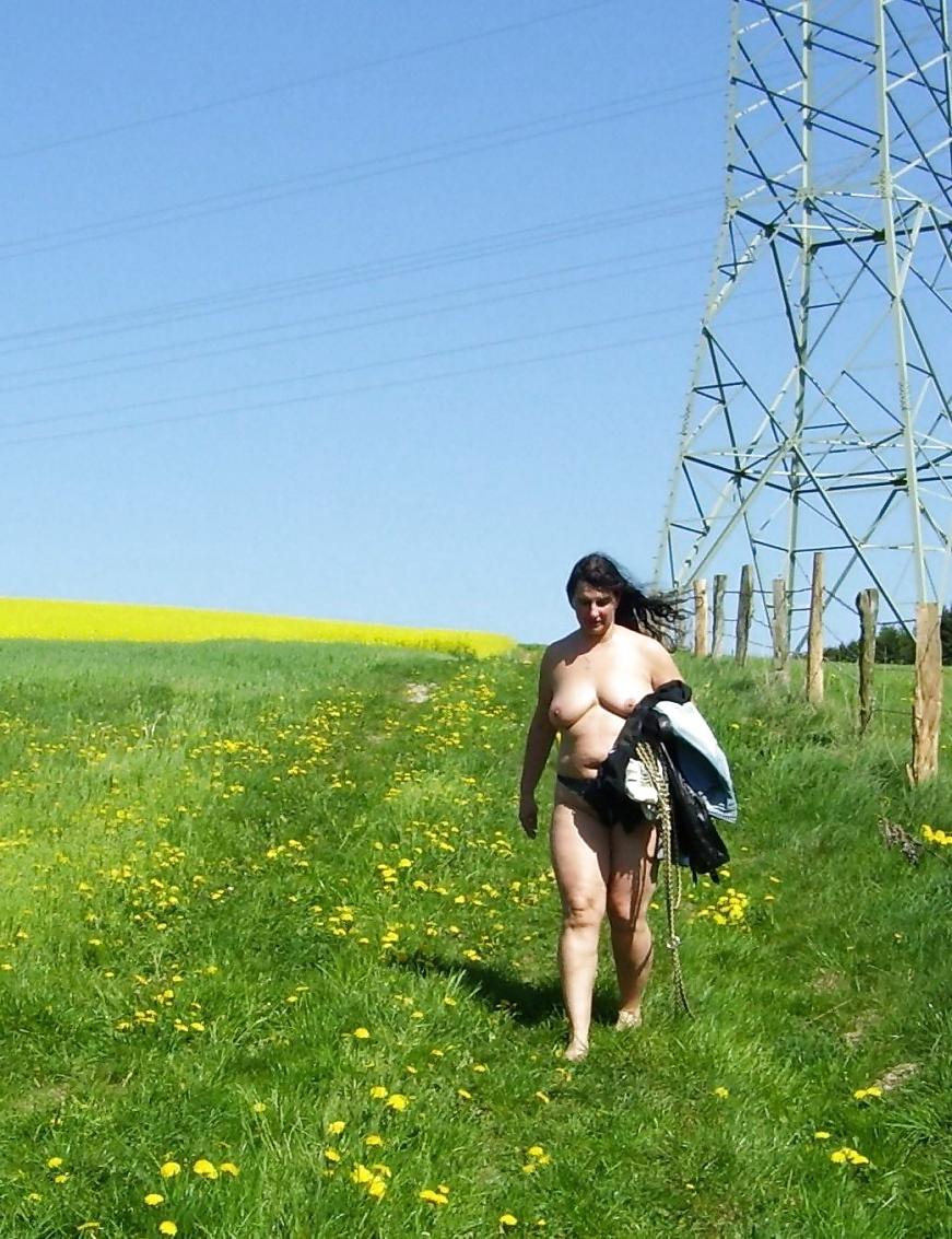 18P Bbw-corinna im rapsfeld