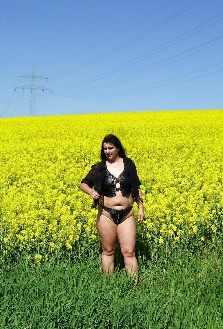 18P Bbw-corinna im rapsfeld