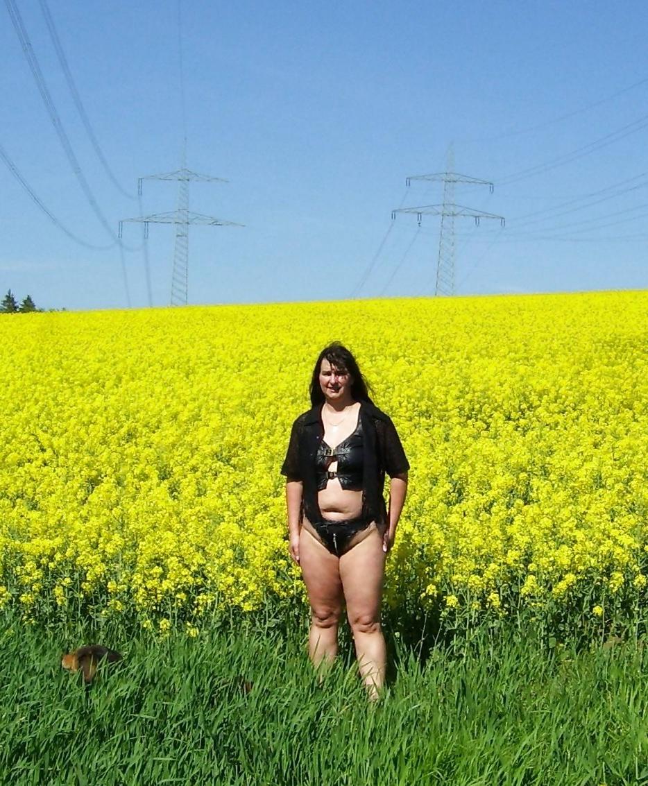 18P Bbw-corinna im rapsfeld