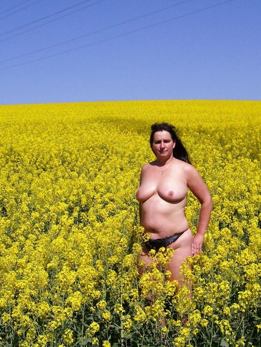 18P Bbw-corinna im rapsfeld