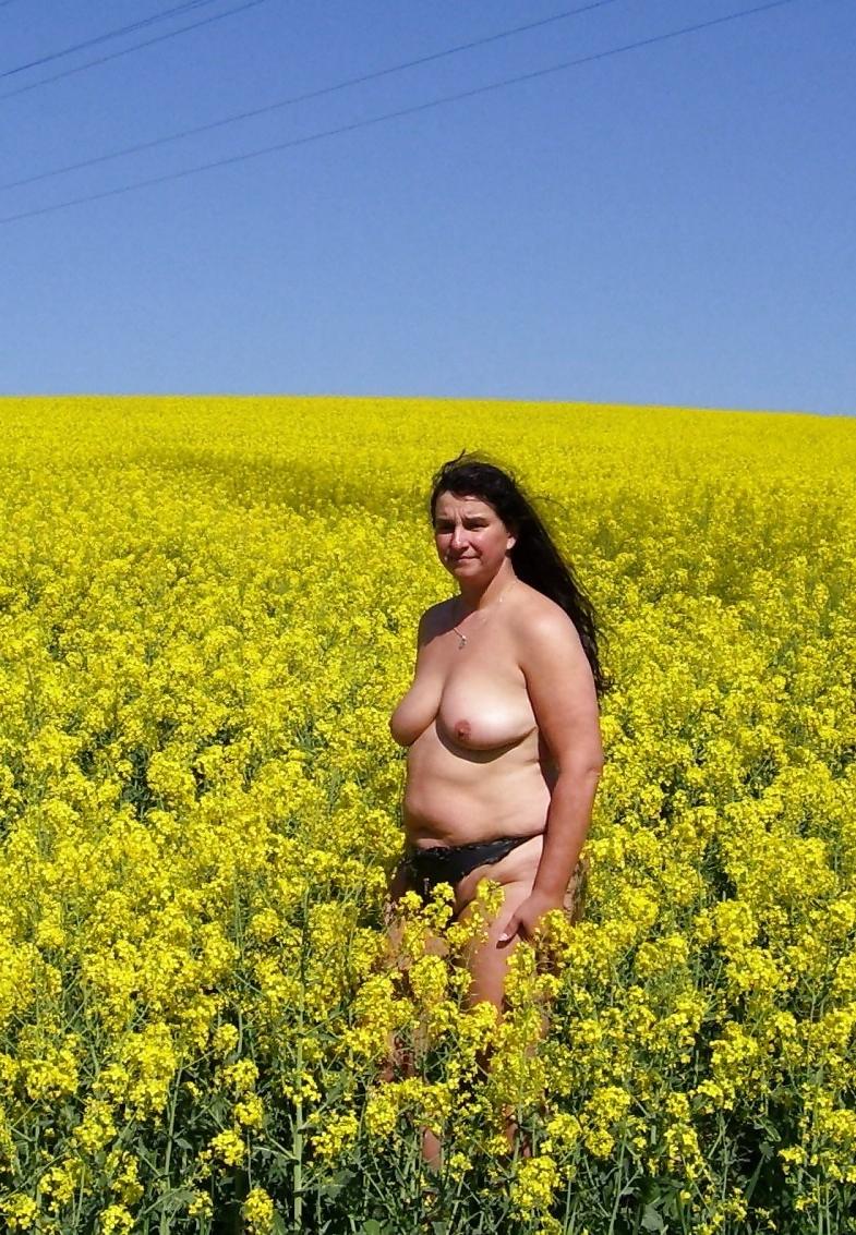 18P Bbw-corinna im rapsfeld