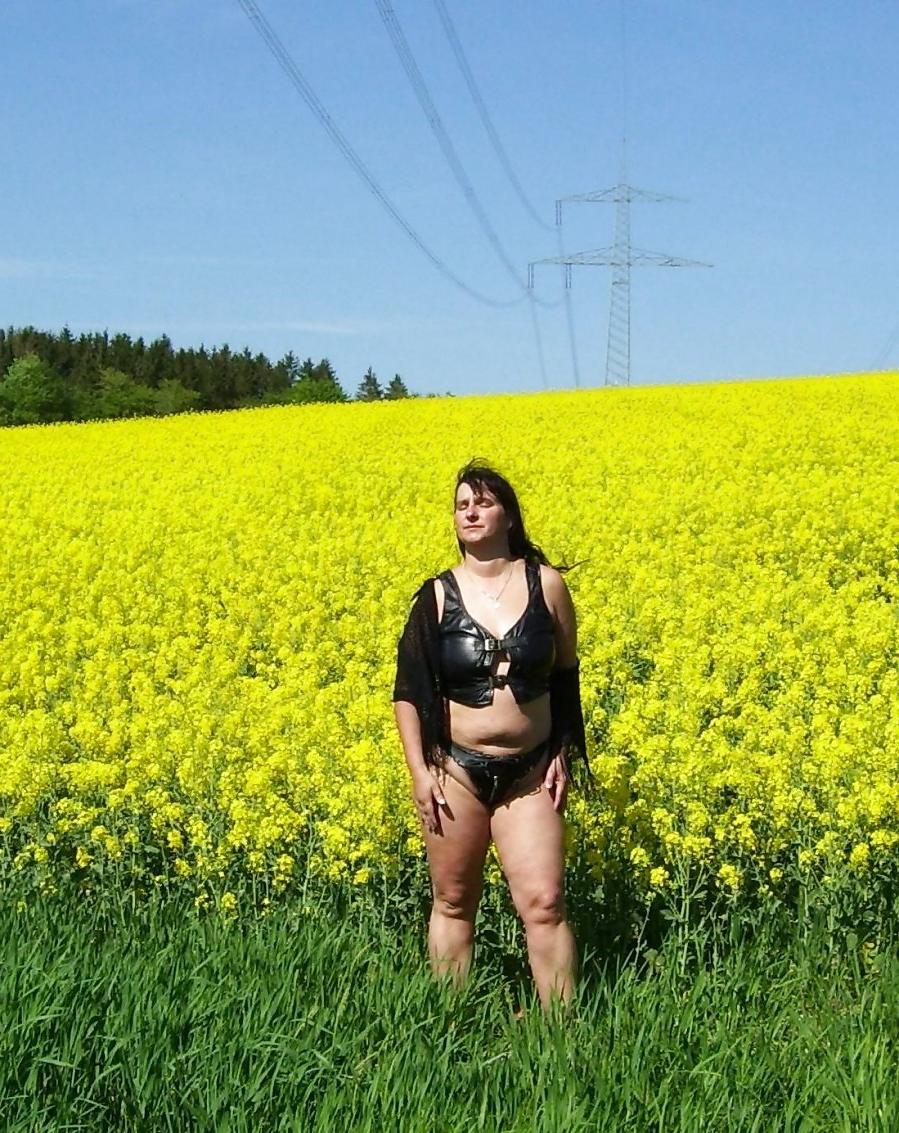 18P Bbw-corinna im rapsfeld