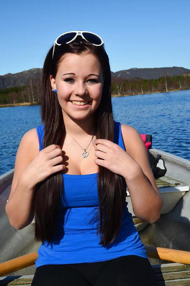 13P Teen cleavage