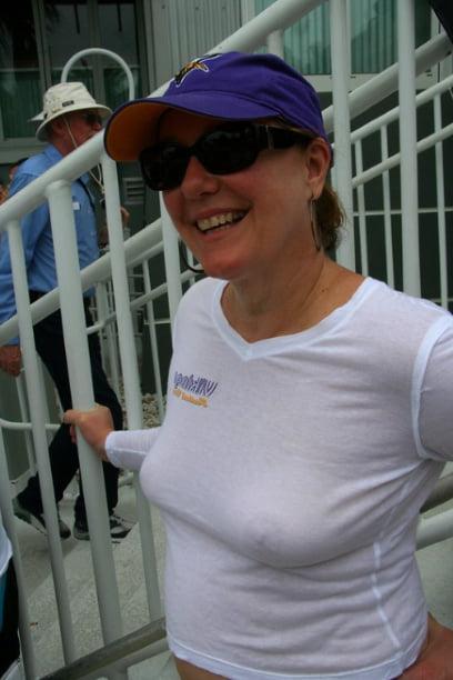19P Mature ladies braless cleavage pokies 202