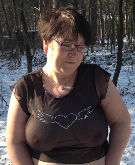19P Mature ladies braless cleavage pokies 202
