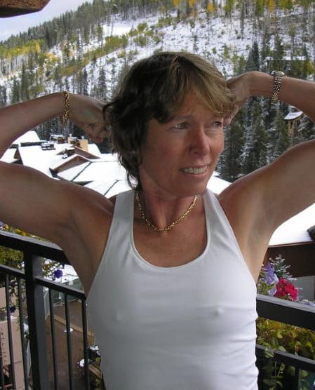19P Mature ladies braless cleavage pokies 202