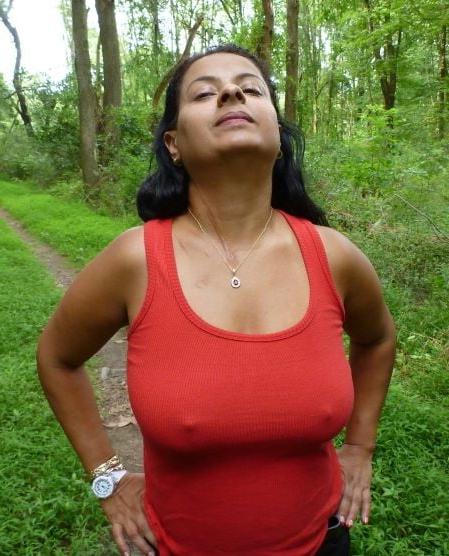 19P Mature ladies braless cleavage pokies 202