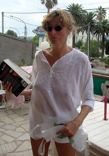 19P Mature ladies braless cleavage pokies 202